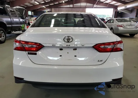 2018 Toyota Camry L z USA, uszkodzony, nr VIN 4T1B11HK1JU601795
